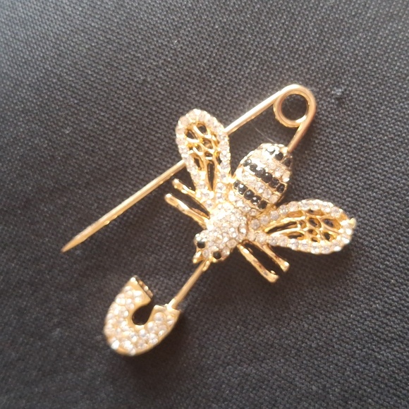 🐝 Gold Tone Rhinestone Bee Safety Pin Brooch – Crystal Insect Statement Pin - Picture 4 of 5